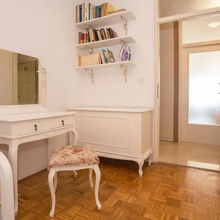 Beautiful In Prime Location Apartment Porec