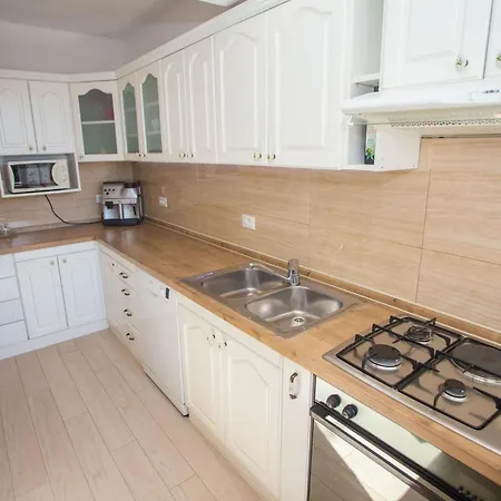 Apartment Beautiful In Prime Location