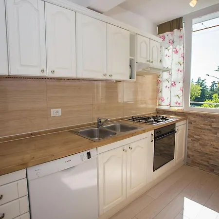 Beautiful In Prime Location Apartment Porec
