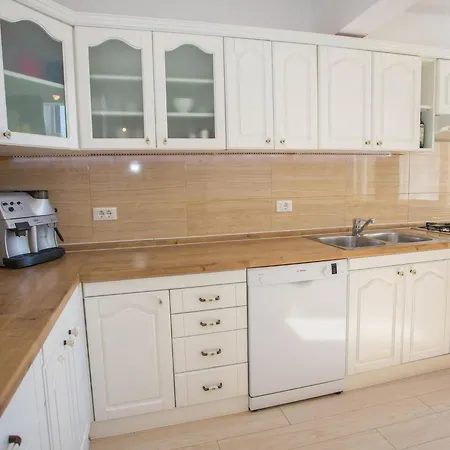 Beautiful In Prime Location Apartment *