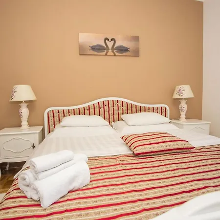 Beautiful In Prime Location Apartment
