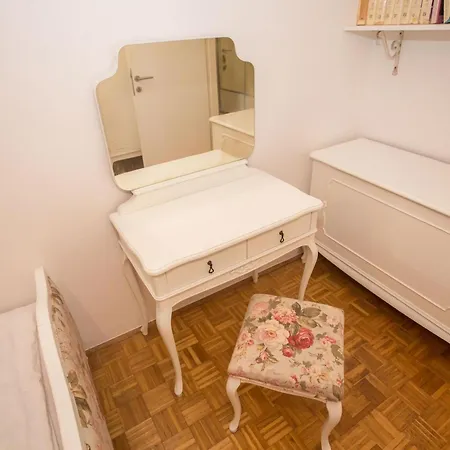 Beautiful In Prime Location Apartment *