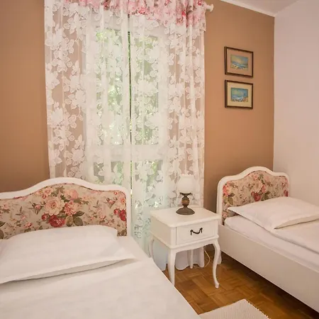Beautiful In Prime Location Apartment